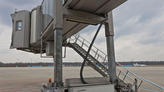 Passerelle d'embarquement avec chaîne prote-câbles